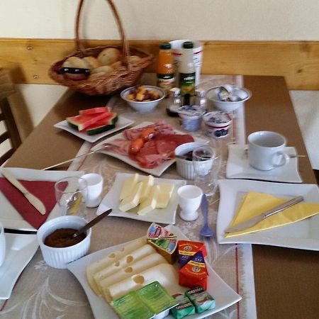 Gasthaus ,,Zum Schwarzen Baer" Gusten Buitenkant foto
