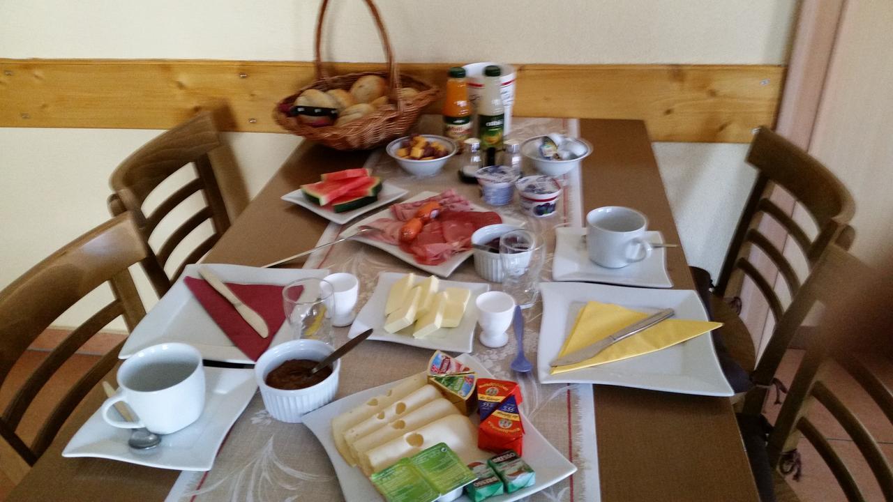 Gasthaus ,,Zum Schwarzen Baer" Gusten Buitenkant foto